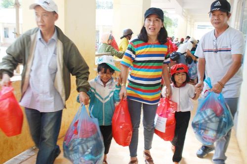 Nhiều đoàn tặng quà Tết đến hộ nghèo, học sinh