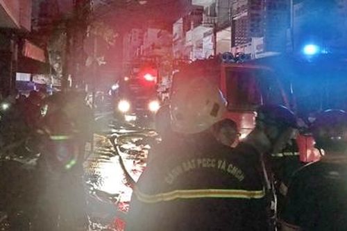 Giải cứu 3 người mắc kẹt trong vụ cháy nhà ngày đầu năm mới