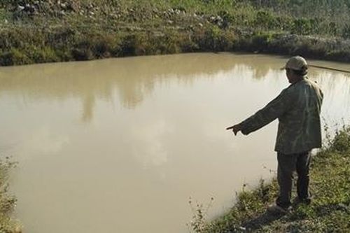 Hai chị em chết đuối trong ao nước gần nhà