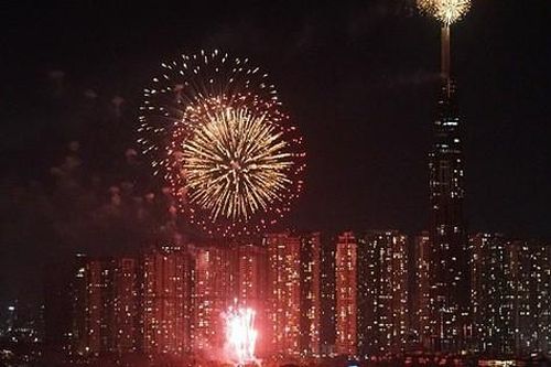 Pháo hoa rực sáng từ tòa Landmark 81, người Sài Gòn háo hức chào đón năm mới 2020