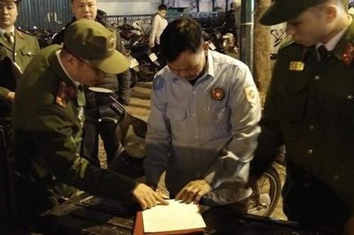 Hà Nội xử phạt nhiều bãi trông giữ xe 'chặt chém' khách đêm giao thừa