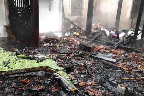 Hà Tĩnh: Gia đình lão nông bất lực nhìn ngọn lửa thiêu rụi căn nhà gỗ 3 gian