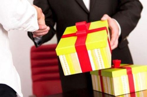 TP.HCM nghiêm cấm tặng quà Tết cho cấp trên