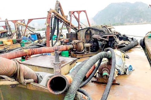 Quảng Ninh: Bắt 6 tàu hút cát trái phép