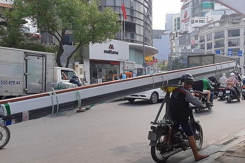 Hiểm nguy rình rập từ xe thô sơ chở vật liệu xây dựng cồng kềnh