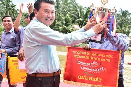 Hé lộ nguyên nhân 'quan huyện' ở Sóc Trăng... nhỏ tuổi hơn em ruột?