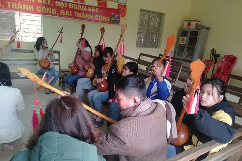 Học hát then để khỏi quên tiếng Tày