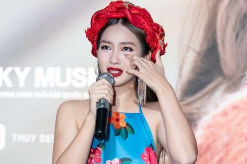 Khả Ngân xúc động bật khóc làm ca sĩ ngay ngày đầu năm mới