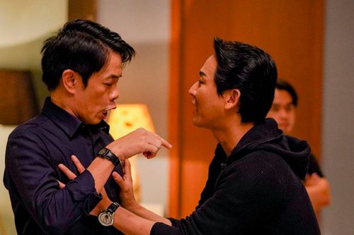 Hứa Vĩ Văn 'sàm sỡ' Thái Hòa trong Tiệc trăng máu