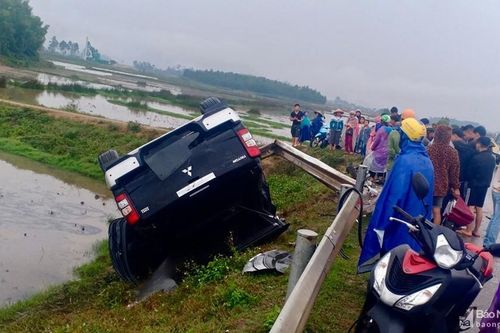 Xe Mitsubishi đâm vào lan can rồi lật nhào trên đường N5, hai phụ nữ bị thương nặng