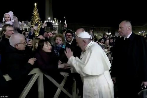 Giáo Hoàng xin lỗi vì đập vào tay một phụ nữ bên ngoài Vatican
