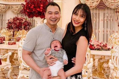 Phát sốt với bức ảnh đón năm mới nhà Lan Khuê, biểu cảm 'đã nói con không thích chụp hình' của cậu con trai gây chú ý