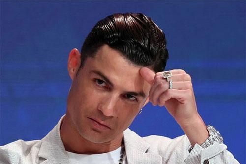 Cristiano Ronaldo đeo nhẫn đính hôn của nữ