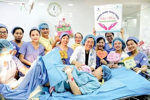 TPHCM chào đón những công dân đầu tiên năm 2020