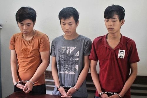 Ngồi tâm sự ở ghế đá, đôi nam nữ bị nhóm đối tượng kề dao cướp 40.000 đồng và điện thoại