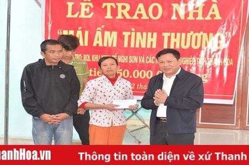 Ban Quản lý KKT Nghi Sơn và các KCN trao tiền hỗ trợ xây nhà tình thương