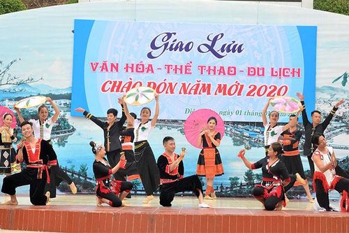 Ðón năm mới tưng bừng, đầm ấm