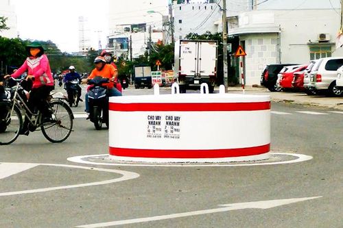 Bùng binh mới xây đã bị… bôi bẩn