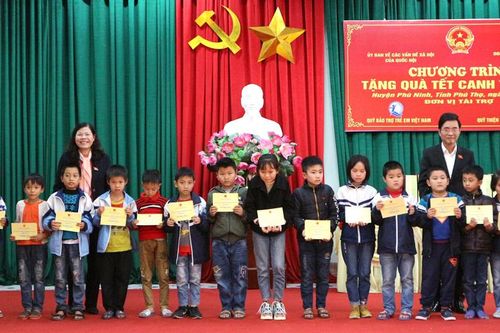 Tặng 560 suất quà Tết cho hộ nghèo, gia đình chính sách, học sinh vượt khó