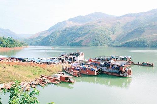 Nhộn nhịp chợ phiên ngày tết lòng hồ