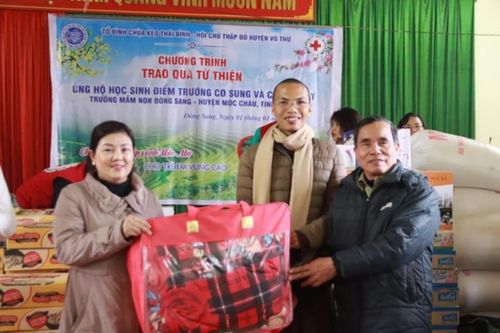 Các đơn vị tặng quà Tết đến học sinh, người nghèo