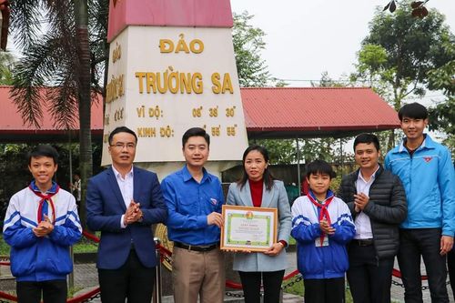 Trường có 16 lớp học mang tên các hòn đảo được tặng giấy khen