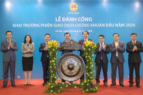 Đánh cồng khai trương phiên giao dịch chứng khoán đầu năm 2020