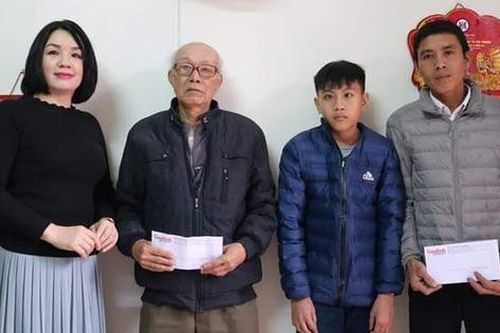 Báo Gia đình và Xã hội trao tiền bạn đọc ủng hộ đến hai hoàn cảnh khó khăn ở Hải Phòng