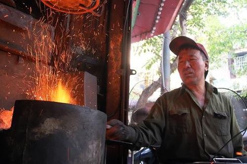 Người duy nhất 'giữ hồn lửa' cho phố Lò Rèn