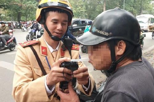Bác sĩ trả lời câu hỏi 'sau uống rượu, bia bao lâu thì được phép lái xe'