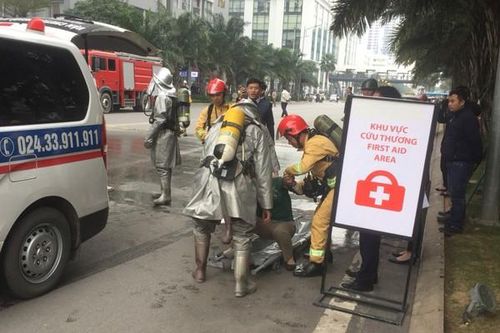 Diễn tập chữa cháy, cứu nạn nhân mắc kẹt trên tầng 7 tòa nhà cao tầng