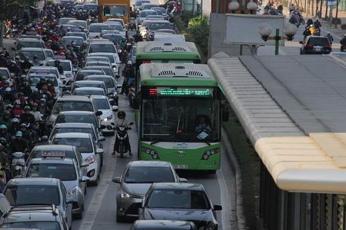 Làm sao vực dậy xe buýt Hà Nội giữa 'vòng vây' phương tiện cá nhân?