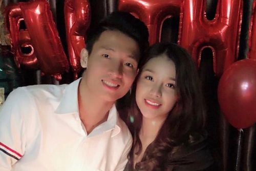 Bộ ba trung vệ tuyển Việt Nam cầu hôn, tỏ tình bạn gái lãng mạn