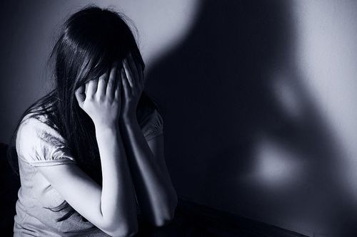 Nữ sinh nhảy lầu tự tử vì bị bạn trai cũ bạo hành, đe dọa