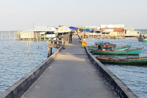 Phú Quốc tháo dỡ cầu cảng làng chài Hàm Ninh