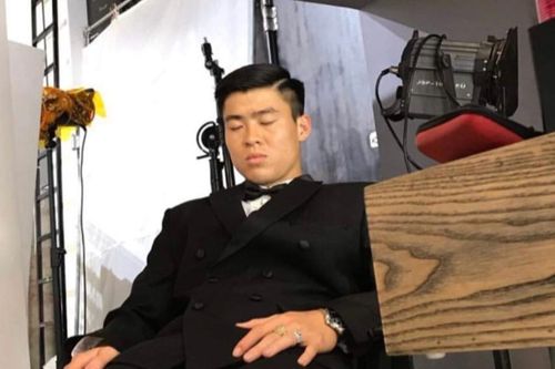 Duy Mạnh bị bạn gái, chị vợ tương lai đăng ảnh ngủ gục trong bộ tuxedo