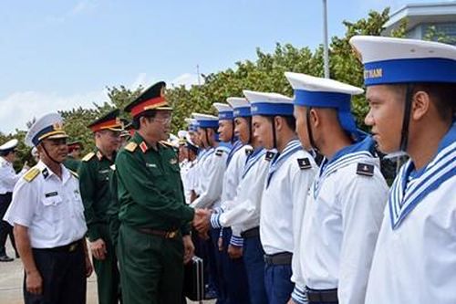 Đoàn công tác Quân ủy Trung ương, Bộ Quốc phòng thăm, chúc Tết quân, dân huyện đảo Trường Sa và Nhà giàn DK1