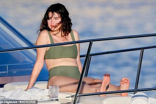 Selena Gomez mặc áo tắm gợi cảm, thư giãn trên du thuyền sang trọng
