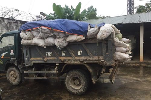 CSGT phát hiện gần 5 tấn thực phẩm hôi thối chuẩn bị ra thị trường tết
