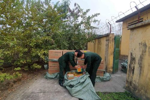 Vận chuyển hàng trăm kg pháo lậu vượt sông vào Việt Nam
