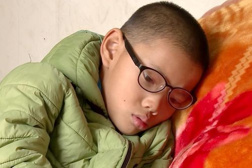 Mẹ liên tục dọa 'cho ăn đòn', cậu bé 9 tuổi trút giận lên em trai