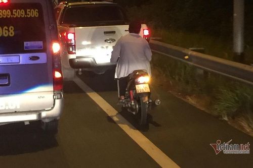 Cao tốc TP.HCM - Trung Lương cũng có hàng trăm xe máy 'đi lạc' vào