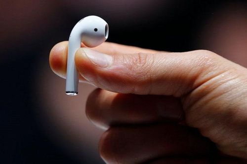 Bé 7 tuổi nuốt tai nghe AirPod vào bụng