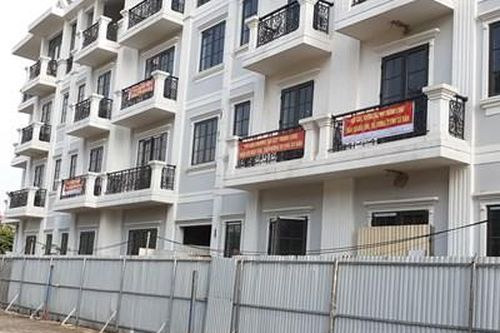 Chuyện lạ ở Hà Nội: Đường quy hoạch rộng gần 20m dân vẫn không có lối đi
