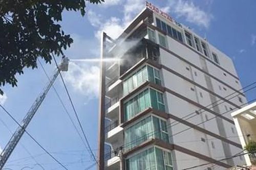 Cháy khách sạn 3 sao, khách lưu trú hoảng loạn
