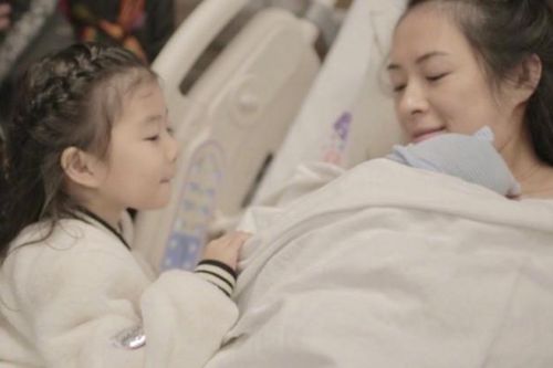 Chương Tử Di và Uông Phong chính thức chào đón bé trai, khung cảnh gia đình 4 người ấm áp và hạnh phúc