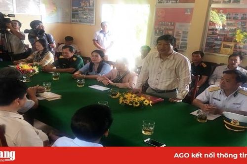 Đoàn công tác các tỉnh, thành phố phía Nam thăm, tặng quà cán bộ, chiến sĩ đảo Hòn Đốc