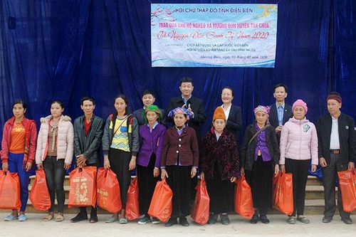 Trao hơn 200 suất quà tết cho hộ nghèo huyện Tủa Chùa