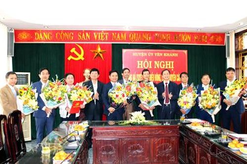 Yên Khánh công bố quyết định điều động, luân chuyển 9 cán bộ