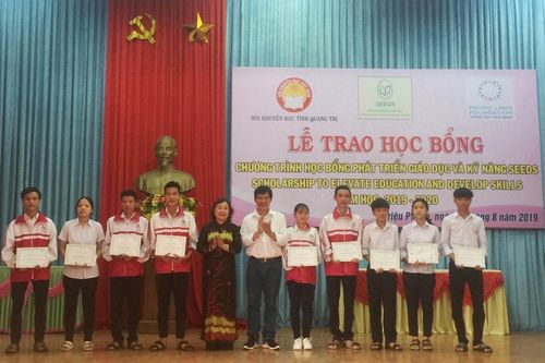 Triển khai các học bổng dành cho học sinh, sinh viên nghèo hiếu học